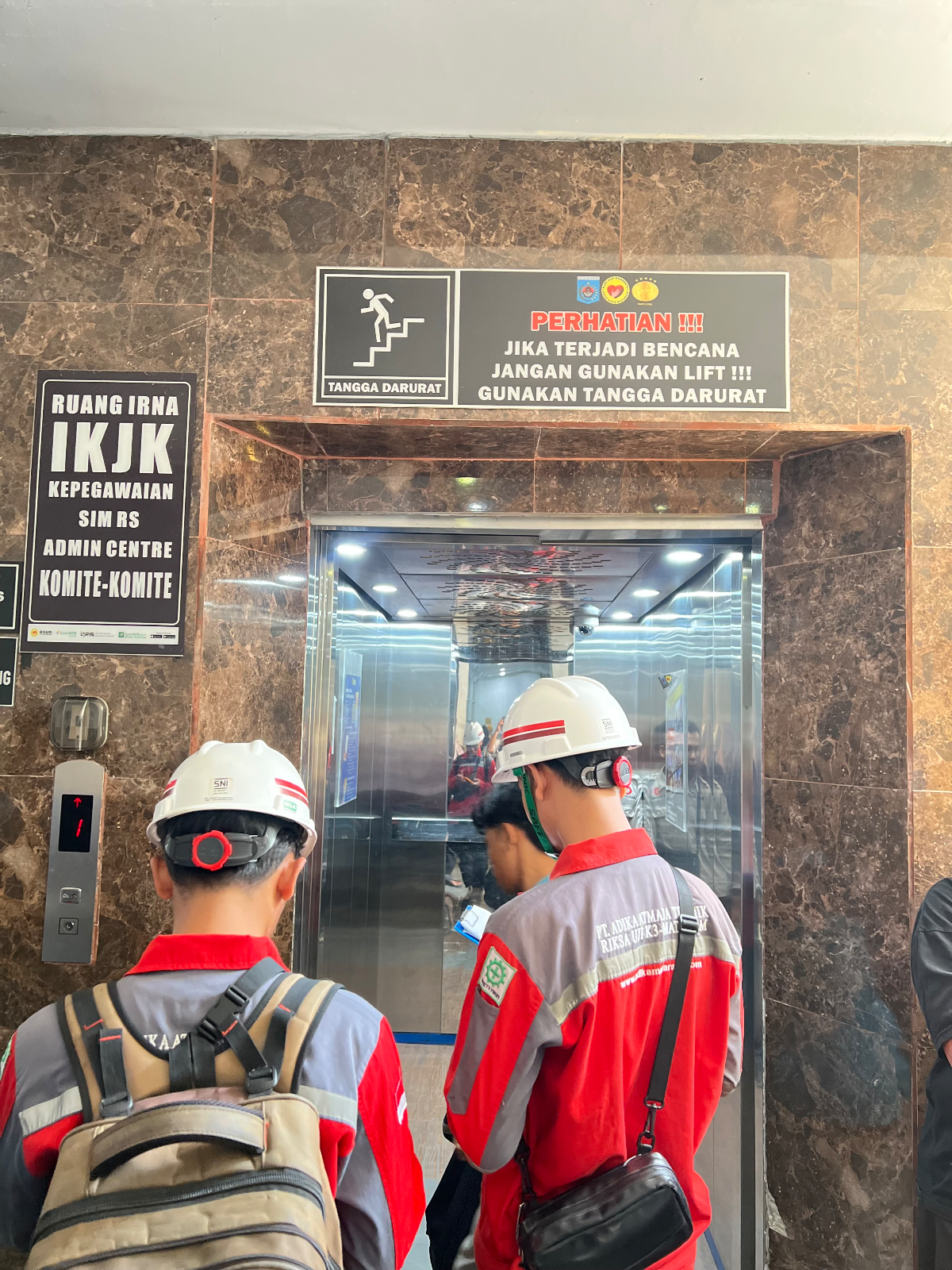 KESELAMATAN PASIEN ADALAH PRIORITAS: RSUD H. MOH. RUSLAN KOTA MATARAM MELAKSANAKAN UJI BEBAN LIFT UNTUK MEMASTIKAN KEAMANAN DAN KENYAMANAN SELURUH PENGGUNA LAYANAN.